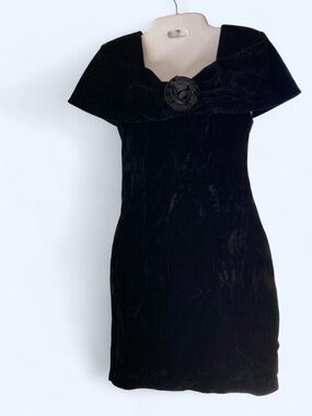 Paquette too vintage Black velvet dress with rose detail 10 has broken zipper